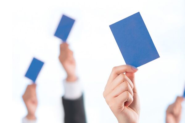 Erhobene Hände die ihre Stimme abgeben