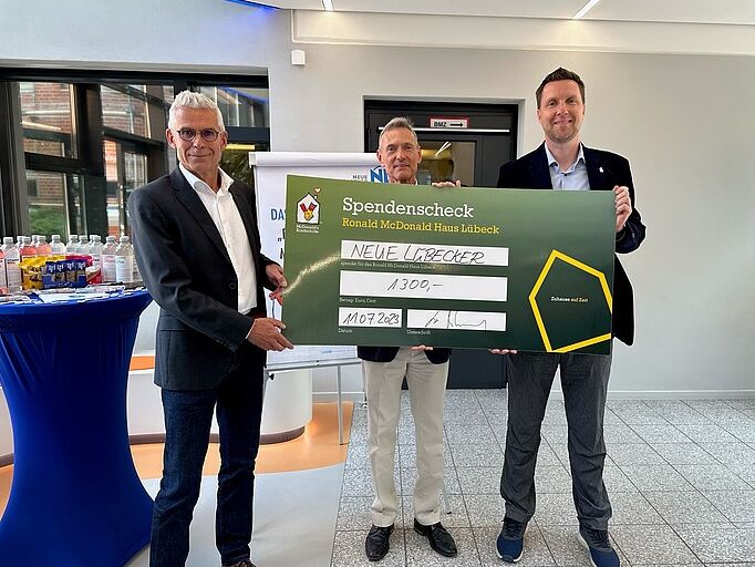 Übergabe eines Spendenchecks der Neue Lübecker
